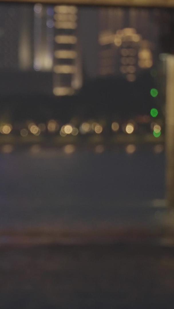 城市旅游交通长江上航行的客运游轮欣赏江景夜景素材视频的预览图