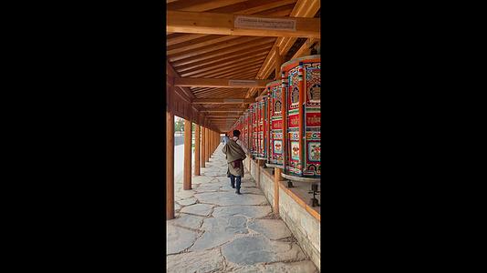 甘南藏区拉卜楞寺世界最长的转经筒视频视频的预览图