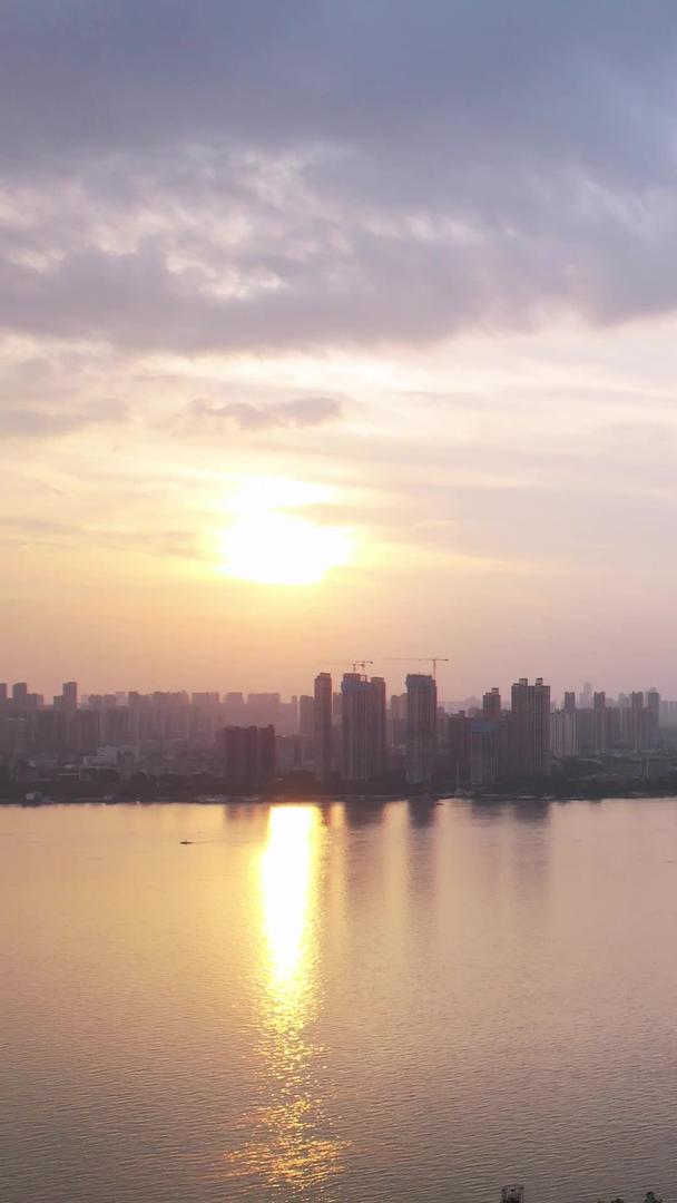 航拍城市夕阳落日天气自然天气武汉鹦鹉洲长江大桥材料视频的预览图