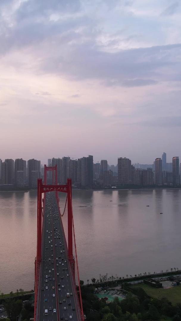 航拍城市夕阳落日天气自然天气武汉鹦鹉洲长江大桥材料视频的预览图