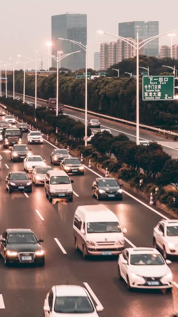 实拍夜晚道路车辆行驶延迟视频的预览图