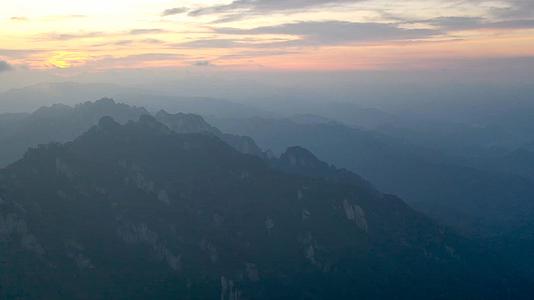 中国山脉天际线航拍延时视频的预览图