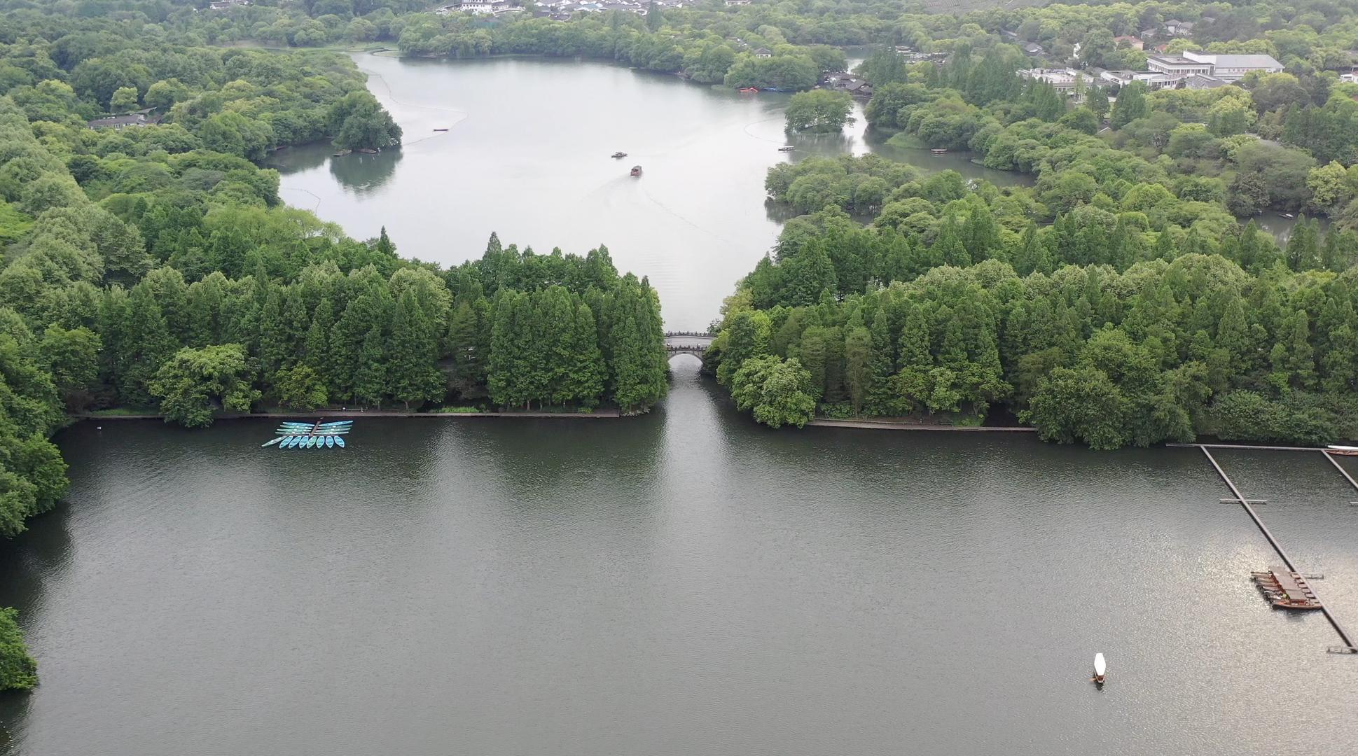 杭州西湖茅家埠景区航拍4K视频视频的预览图