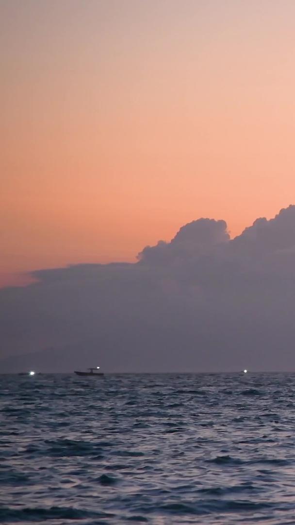 海上降落伞在夕阳下视频的预览图