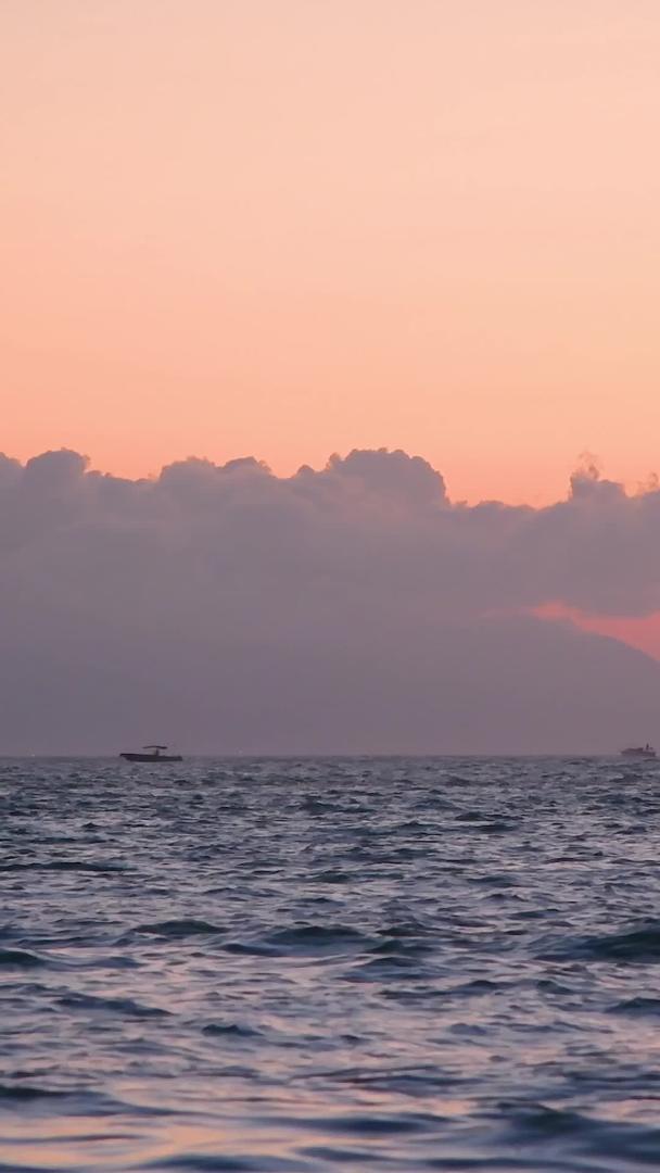 海上降落伞在夕阳下视频的预览图