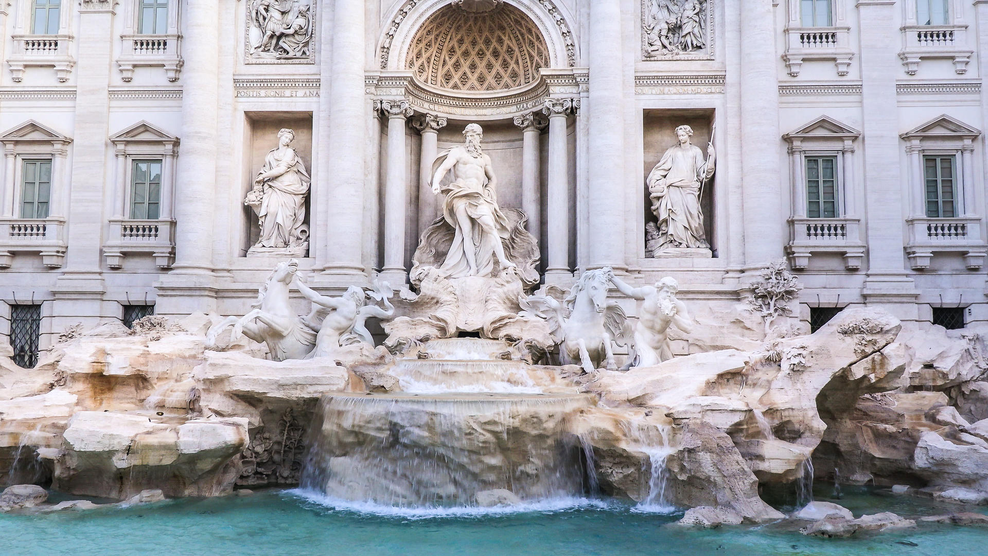 罗马著名景点许愿池特雷维喷泉实拍视频合集视频的预览图