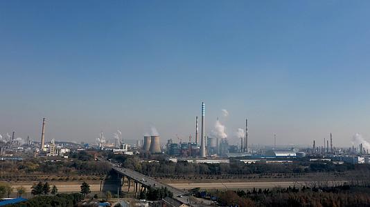 4K航拍南京化工厂江北新区扬子石化工厂大景视频的预览图