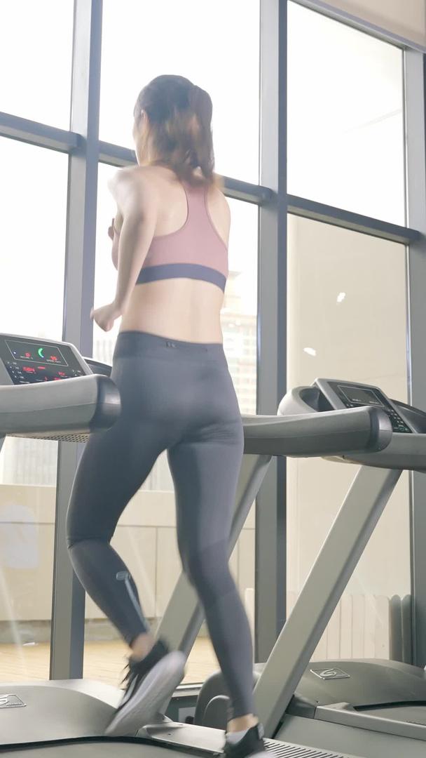 跑步机美女健身显示器绿色屏幕视频的预览图