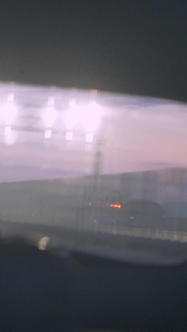 公路旅行沿途风景后视镜视角看日出视频的预览图