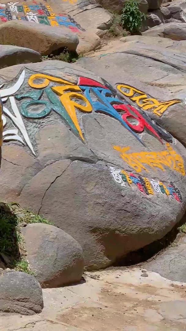 藏传佛教六字真言石刻视频视频的预览图