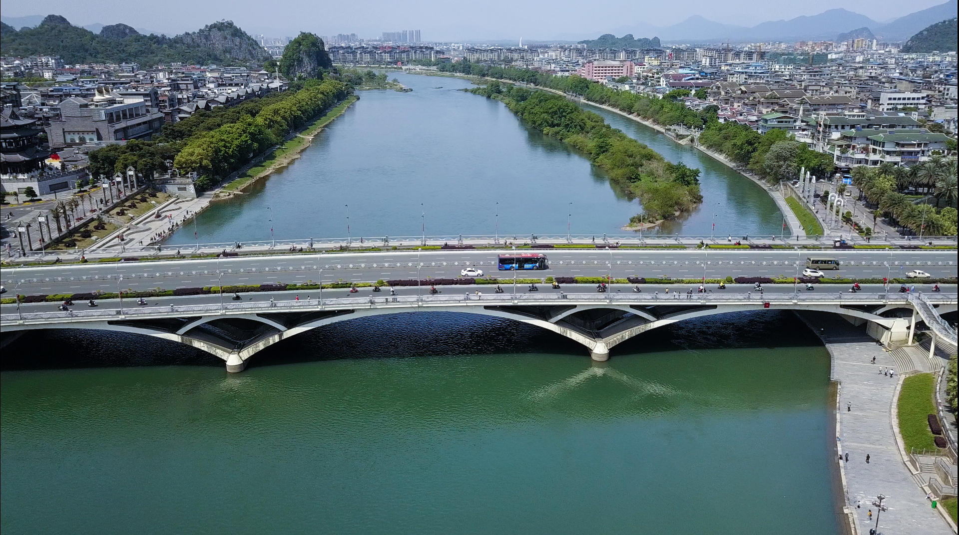 桂林解放桥疫情缓解人流车流交通恢复航拍高清4k视频的预览图