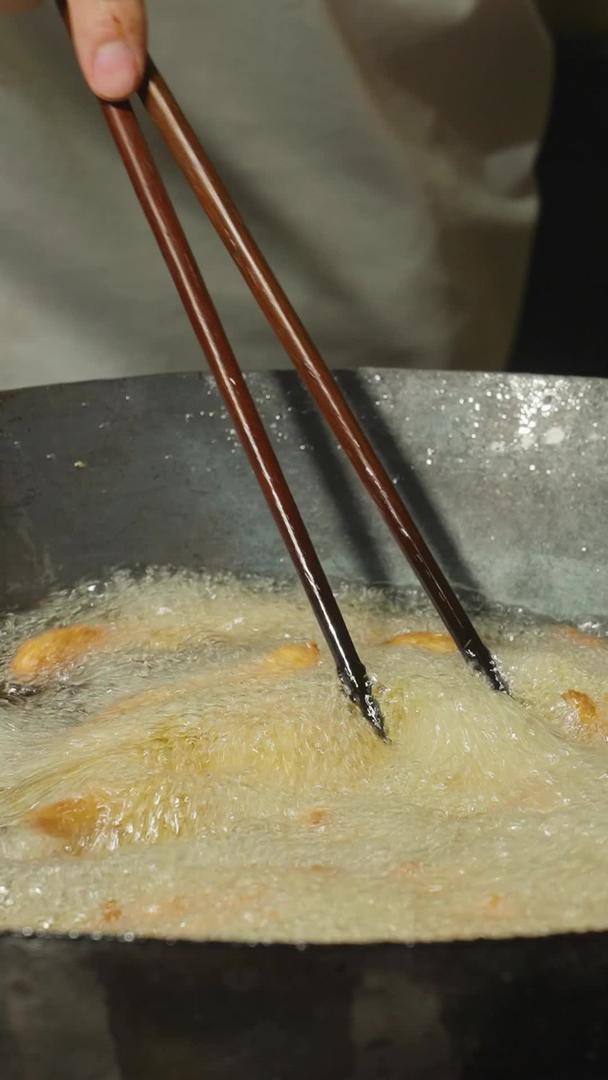 慢动作升级拍摄城市网红特色小吃油炸鸡条制作工艺美食展示烹饪材料视频的预览图