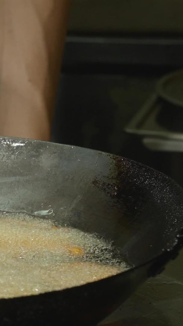 慢动作升级拍摄城市网红特色小吃油炸鸡条制作工艺美食展示烹饪材料视频的预览图
