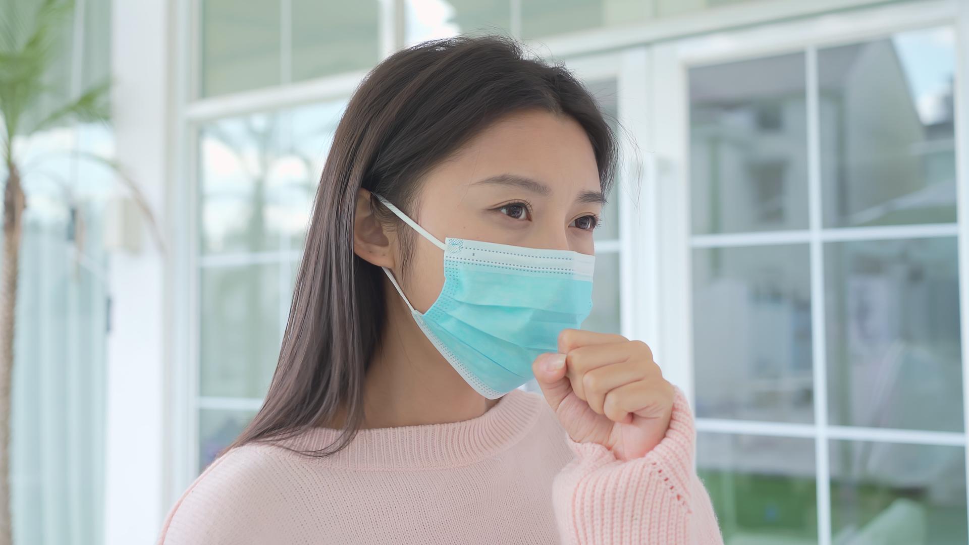 4K戴口罩女性咳嗽视频的预览图