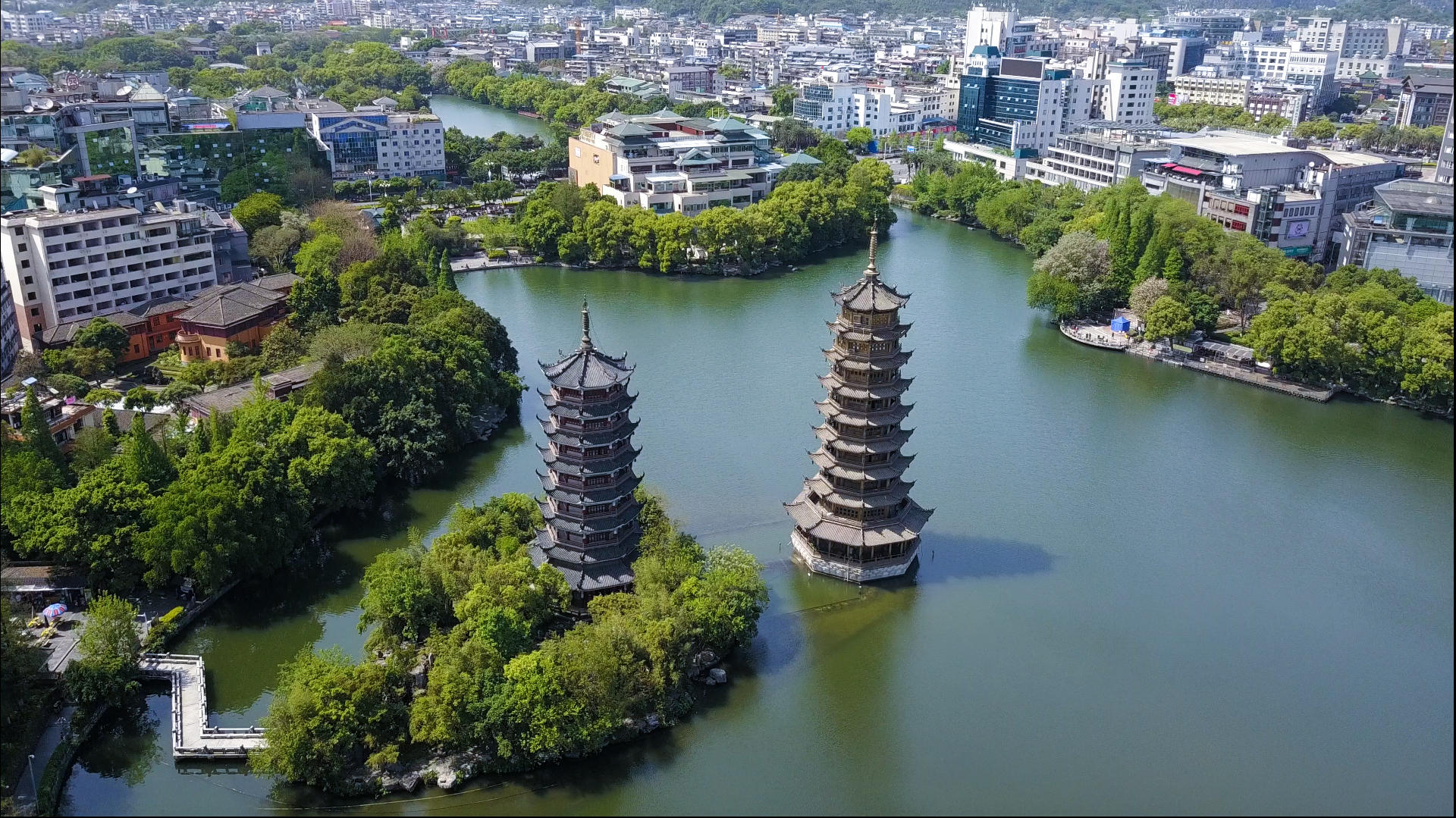 4k高清航拍桂林旅游胜地两江四湖日月双塔视频的预览图