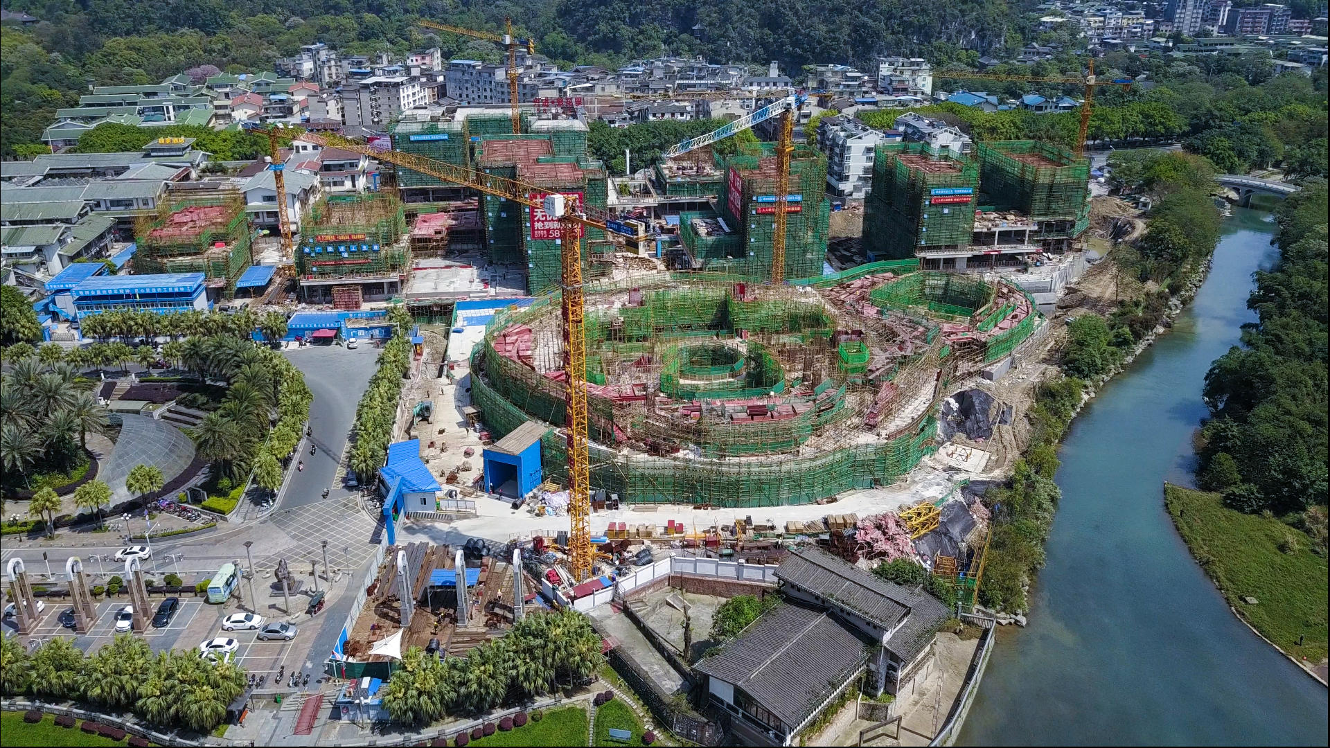 4k高清航拍桂林江边楼盘建筑建设中建筑工地山水桂林视频的预览图