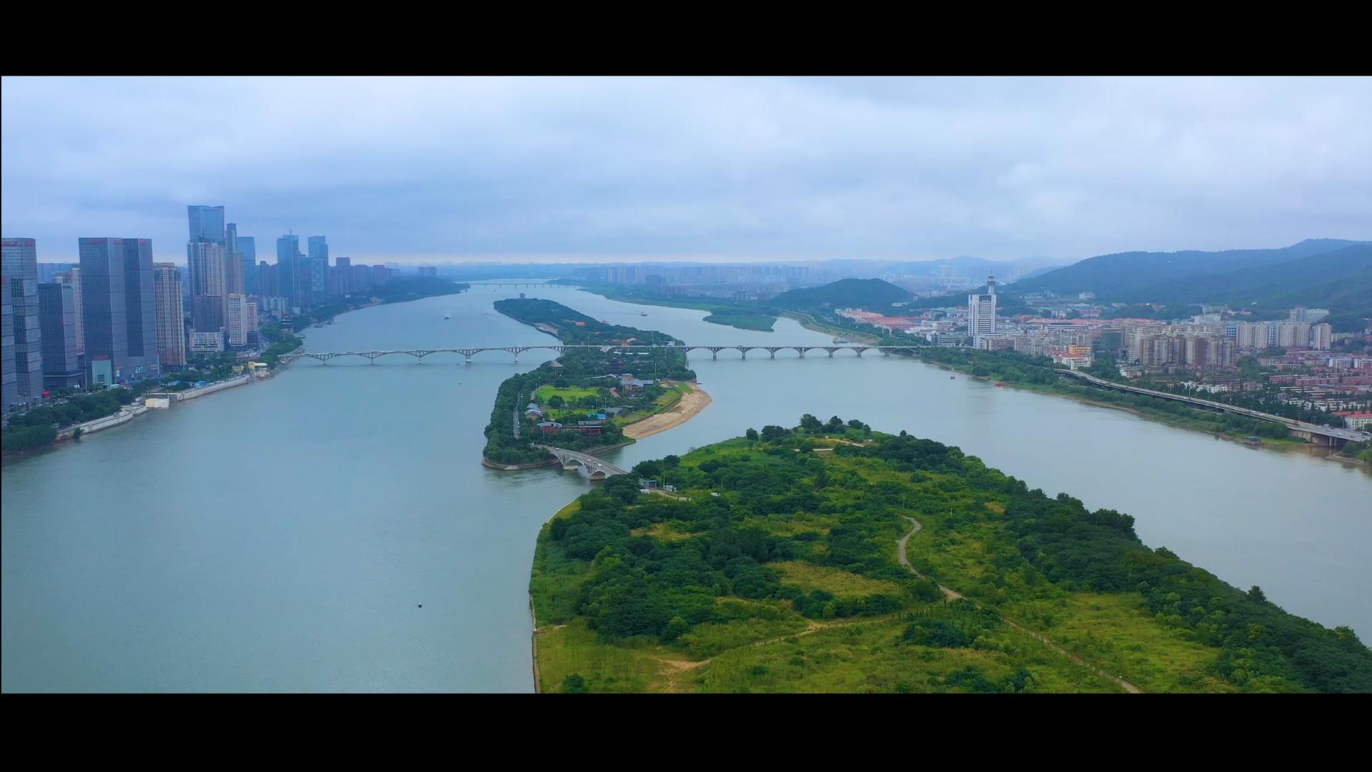 航拍湘江与橘子洲视频的预览图