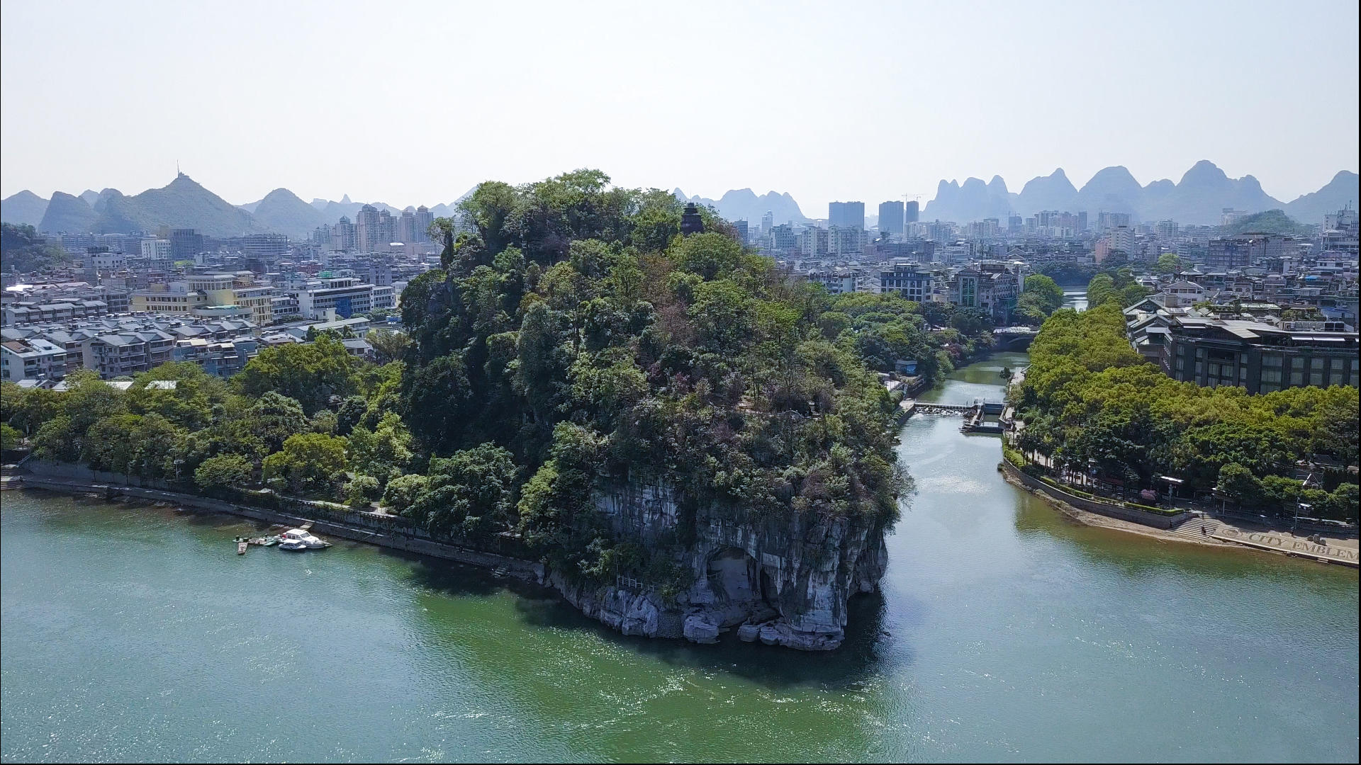 4k高清航拍桂林象鼻山漓江景区视频的预览图