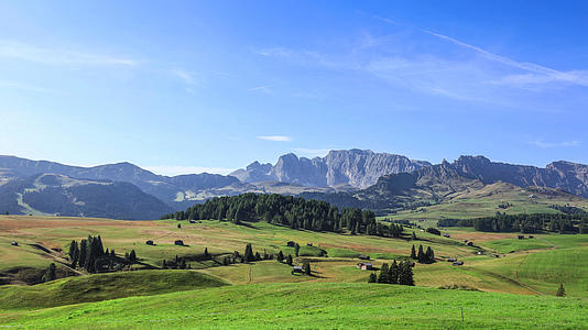 意大利阿尔卑斯多洛米蒂山区苏西高原大自然延时视频视频的预览图