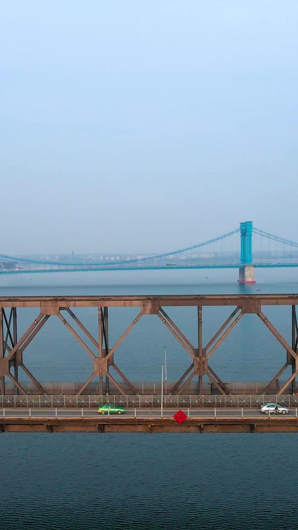 襄阳汉江大桥与凤雏大桥交通及城市风光视频素材视频的预览图