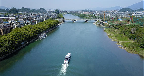 4k高清航拍桂林山水游船旅行视频的预览图