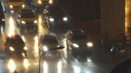 城市暴雨街头路口交通堵车拥挤街道行人4k素材视频的预览图