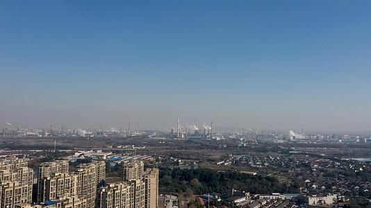 4K航拍南京化工厂江北新区化工厂工业烟囱大景视频的预览图