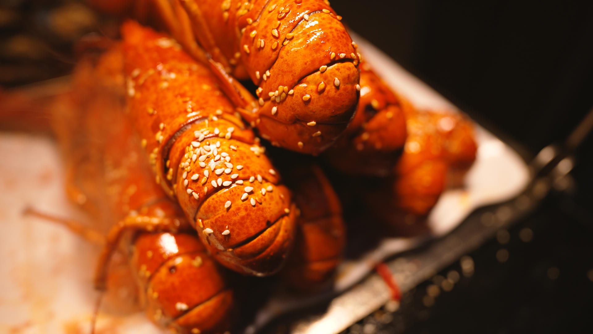 4k素材慢动作升格拍摄湖北潜江特色美食油焖大虾视频的预览图