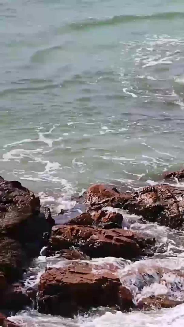 海边礁石的角度不同视频的预览图