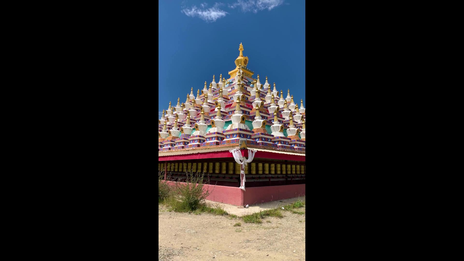 藏传佛教彩色佛塔竖版视频视频的预览图