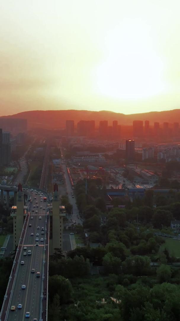 航拍延时摄影城市落日南京长江大桥车流视频的预览图