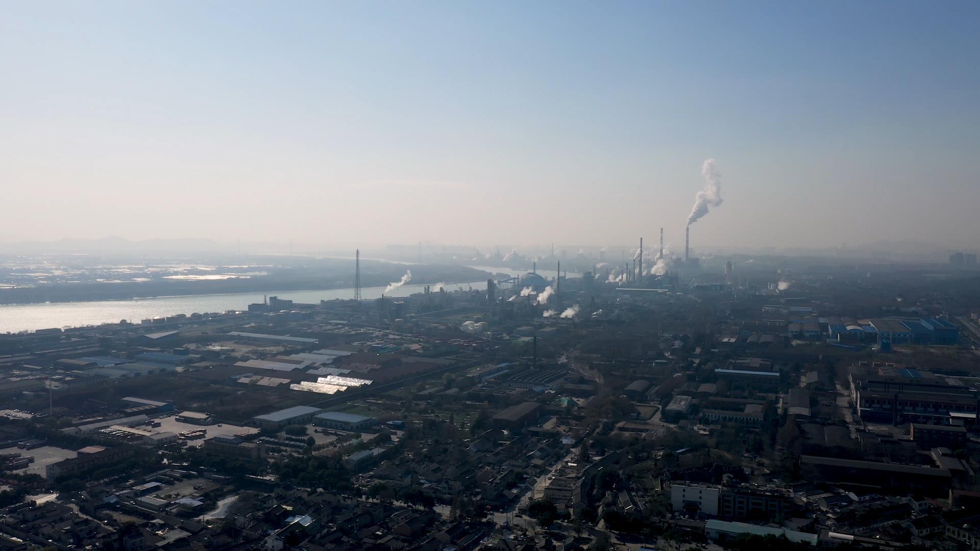 4K航拍南京化工厂江北新区工业厂区烟囱大景视频的预览图