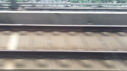 火车高速行驶的窗外视频的预览图