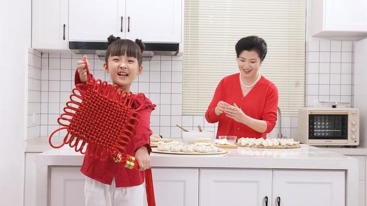 小女孩举中国结欢庆新年视频的预览图