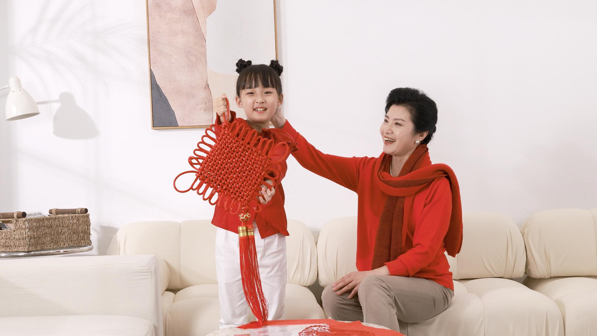 小女孩举中国结欢庆新年视频的预览图