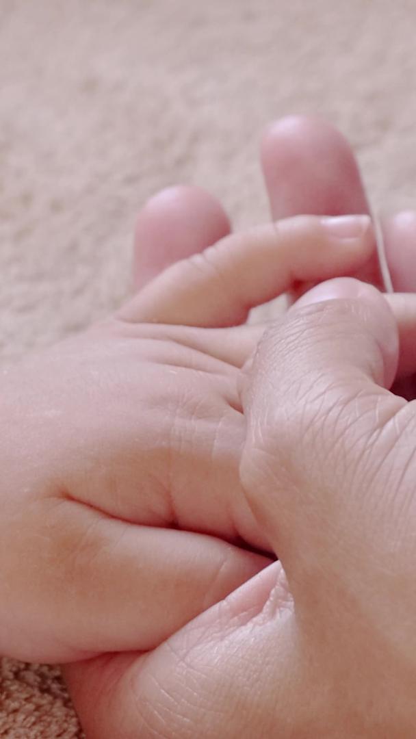 母婴护理妈妈给宝宝剪指甲实拍视频的预览图