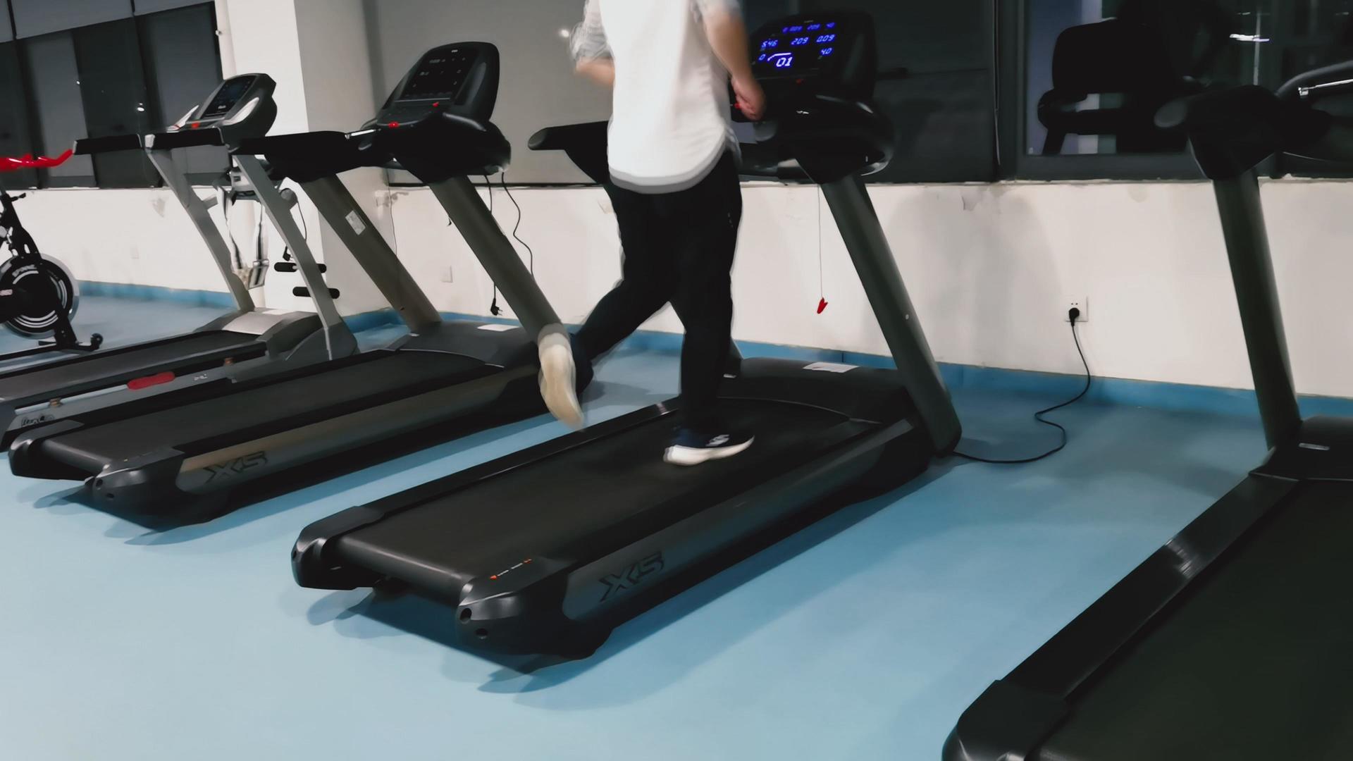 4K健身房锻炼训练健身跑步机运动视频素材视频的预览图