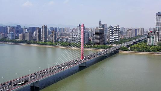 杭州钱塘江西兴大桥航拍4K视频视频的预览图