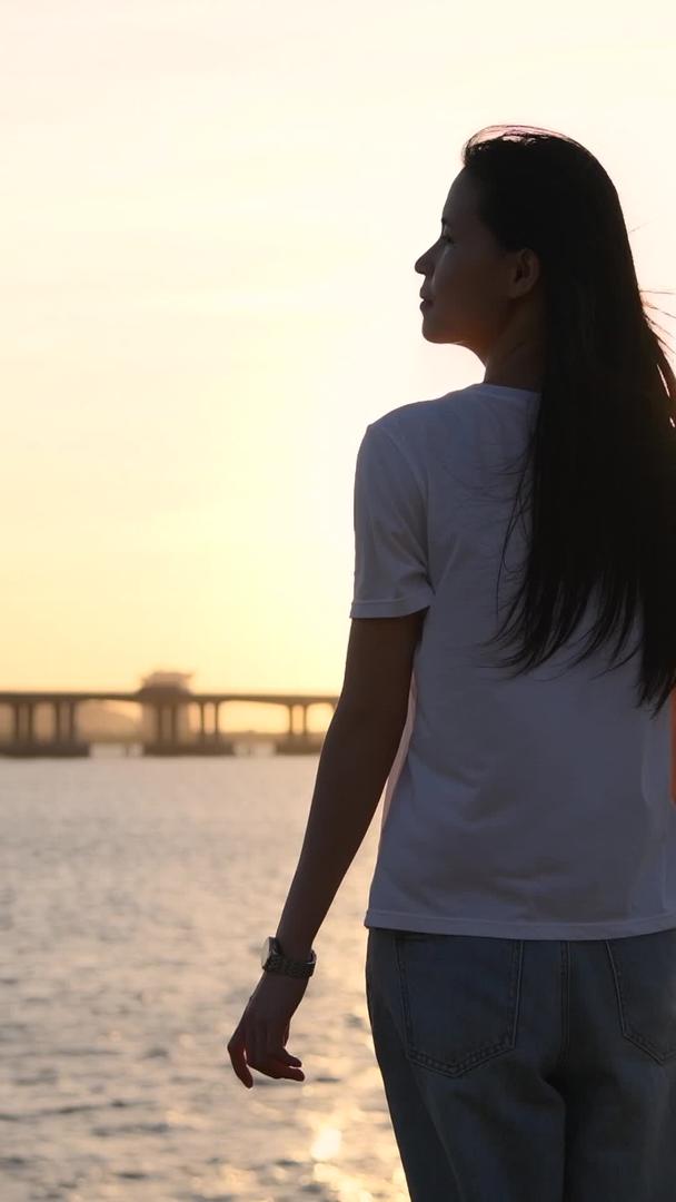 夕阳海边少女剪影视频的预览图