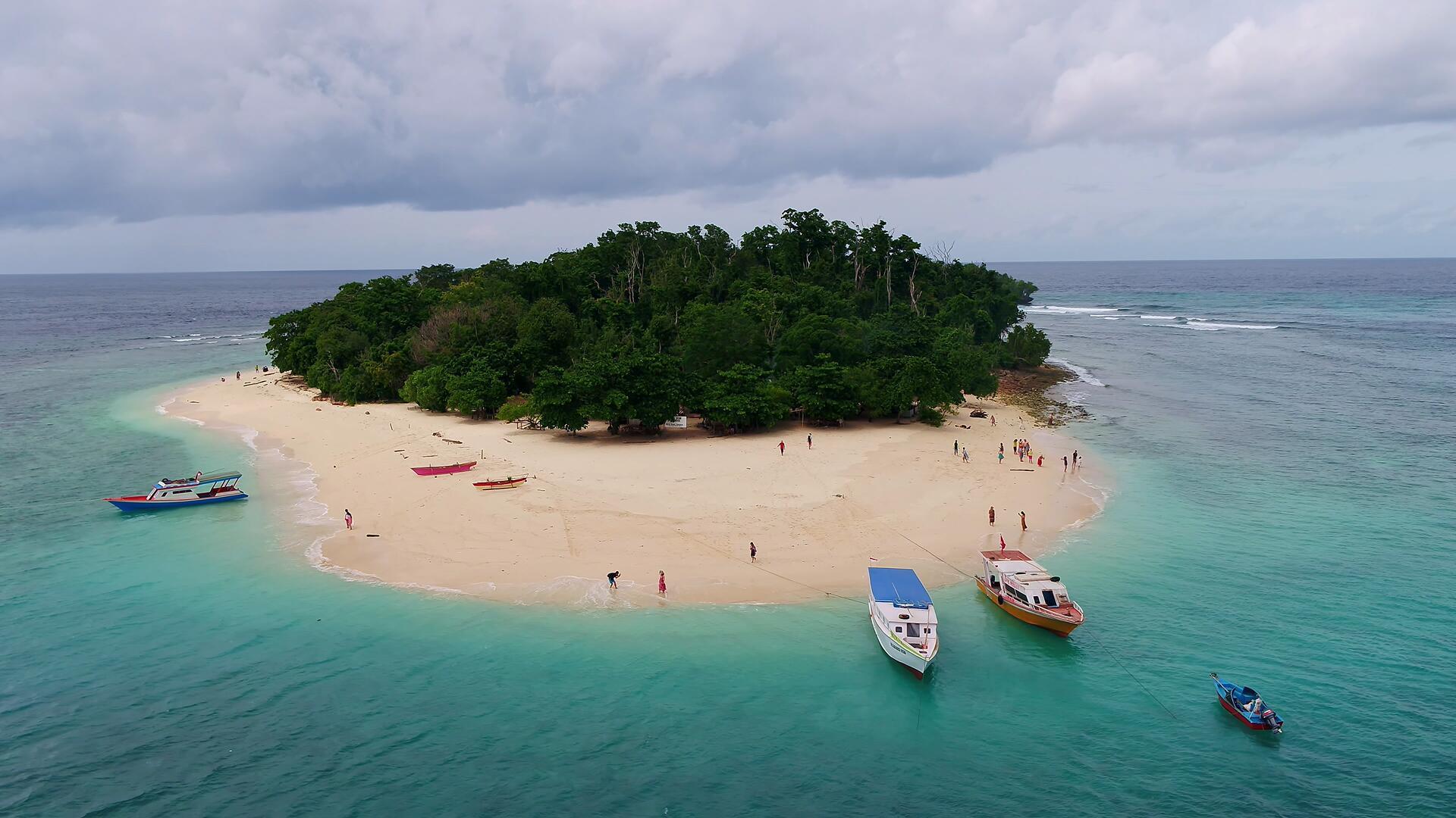 碧海蓝天美娜多心形小岛4K航拍视频的预览图