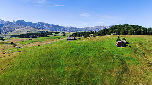无人机航拍意大利阿尔卑斯山脉绿色的田野视频的预览图