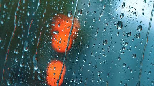 4k雨天的玻璃雨滴视频的预览图