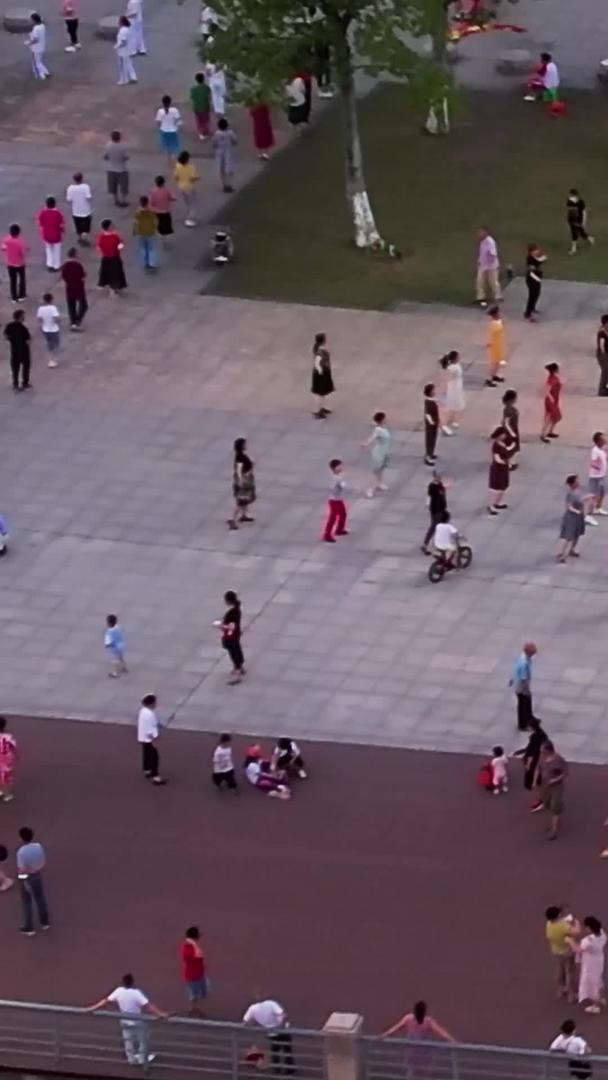 航拍城市江滩运动健身娱乐减肥舞蹈生活街景素材视频的预览图