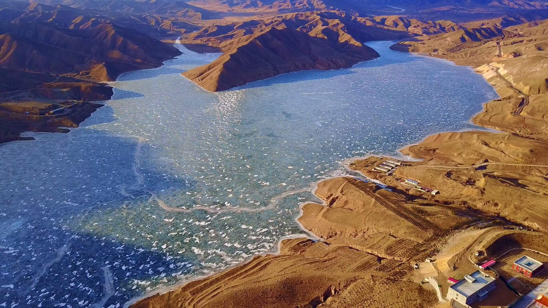 内蒙蓝冰湖泊4K航拍视频的预览图
