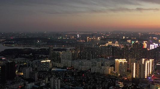 黄昏时分万家灯火的城市夜景视频的预览图