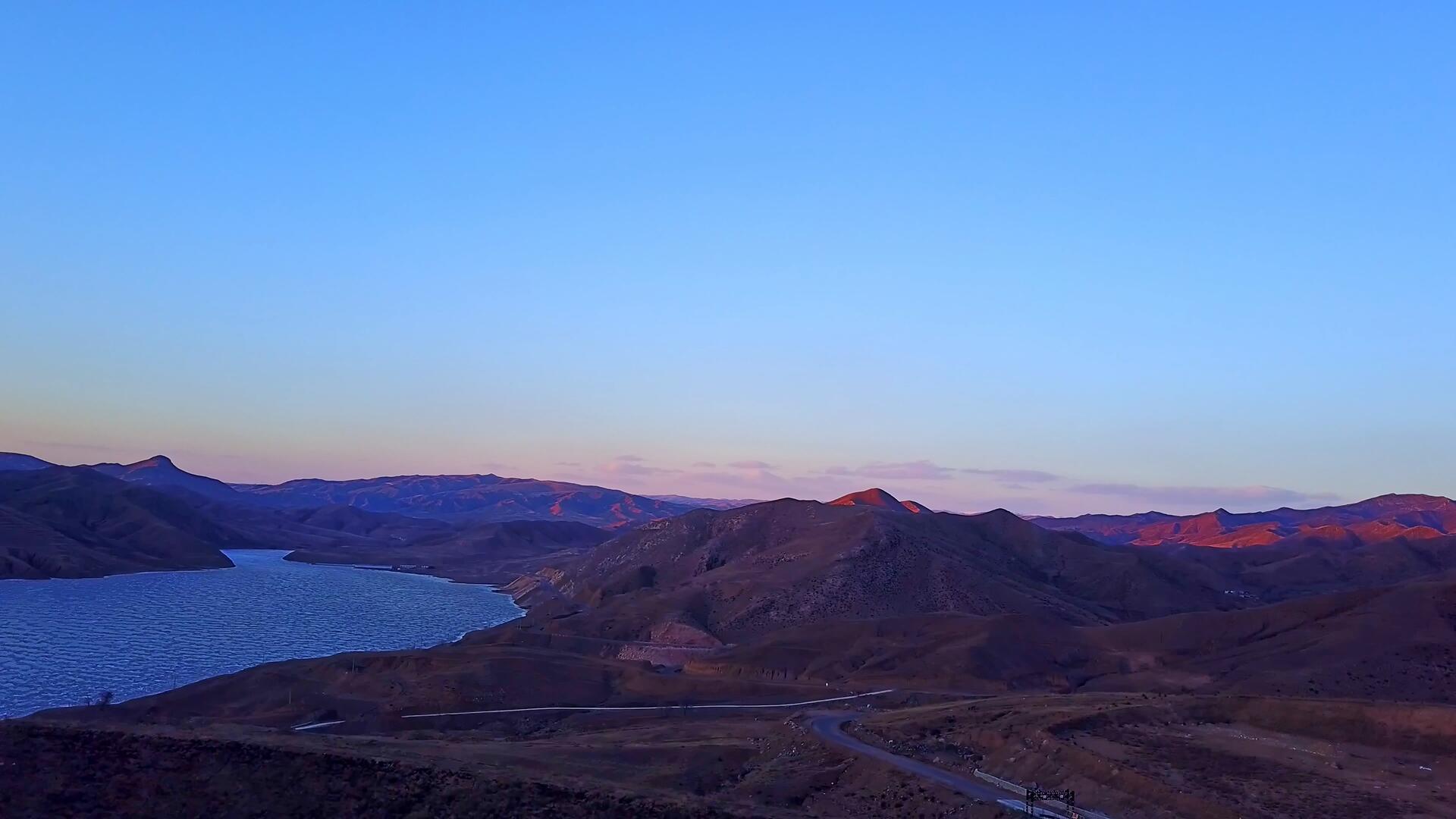 日出内蒙湖泊4K航拍视频的预览图