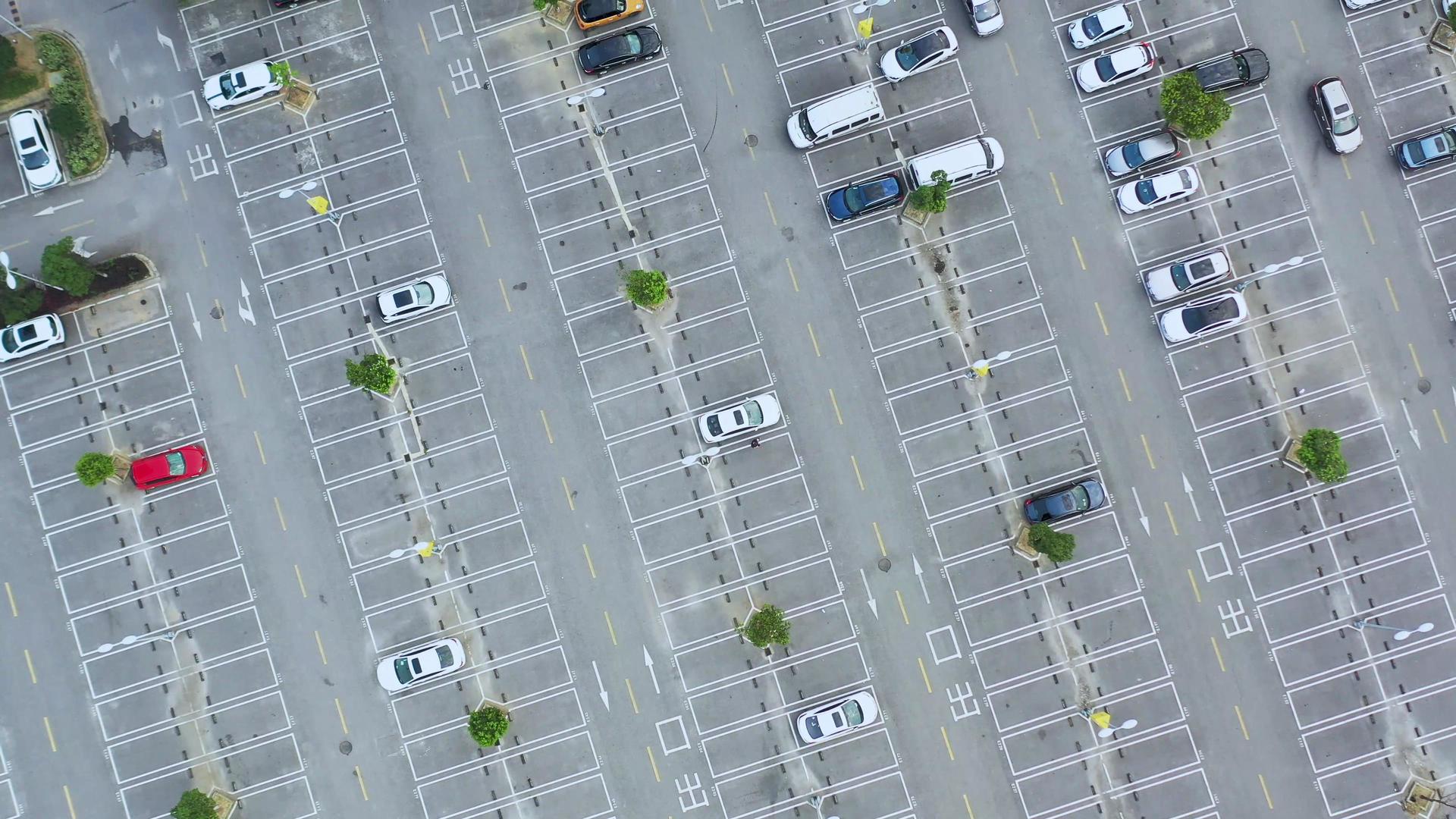 航拍空旷的停车场视频的预览图