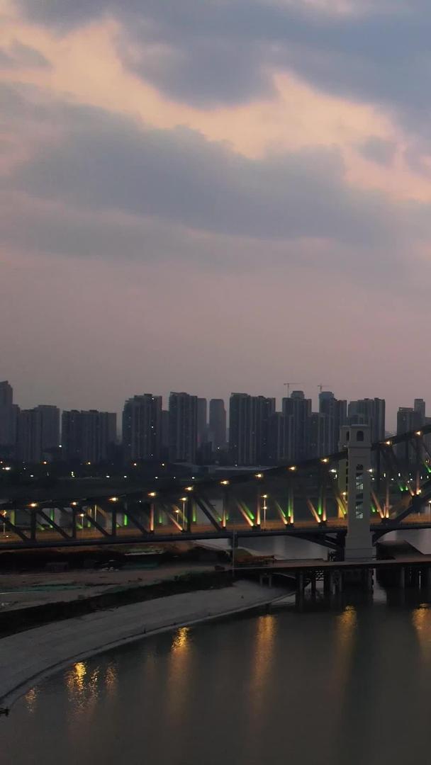 航拍城市夕阳晚霞天空夕阳湖北江汉湾大桥夜景车流素材视频的预览图