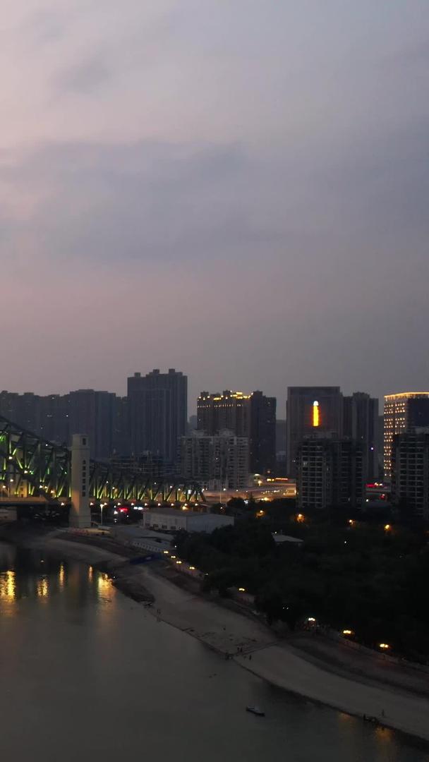 航拍城市夕阳晚霞天空夕阳湖北江汉湾大桥夜景车流素材视频的预览图
