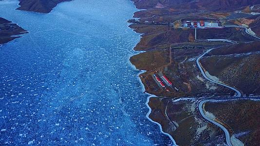 内蒙湖泊蓝冰4K航拍视频的预览图